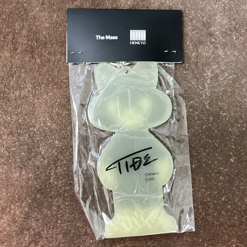 TIDE solo exhibition “BLOOM” Limited Edition Keychain Art Tag Bag Charm Commemor